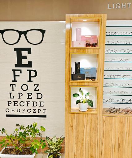 عکس کلینیک اپتومتری چشم و عینک تخصصی لایت اپتومتریست الماسی