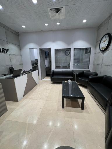 عکس مشاور املاک سرو