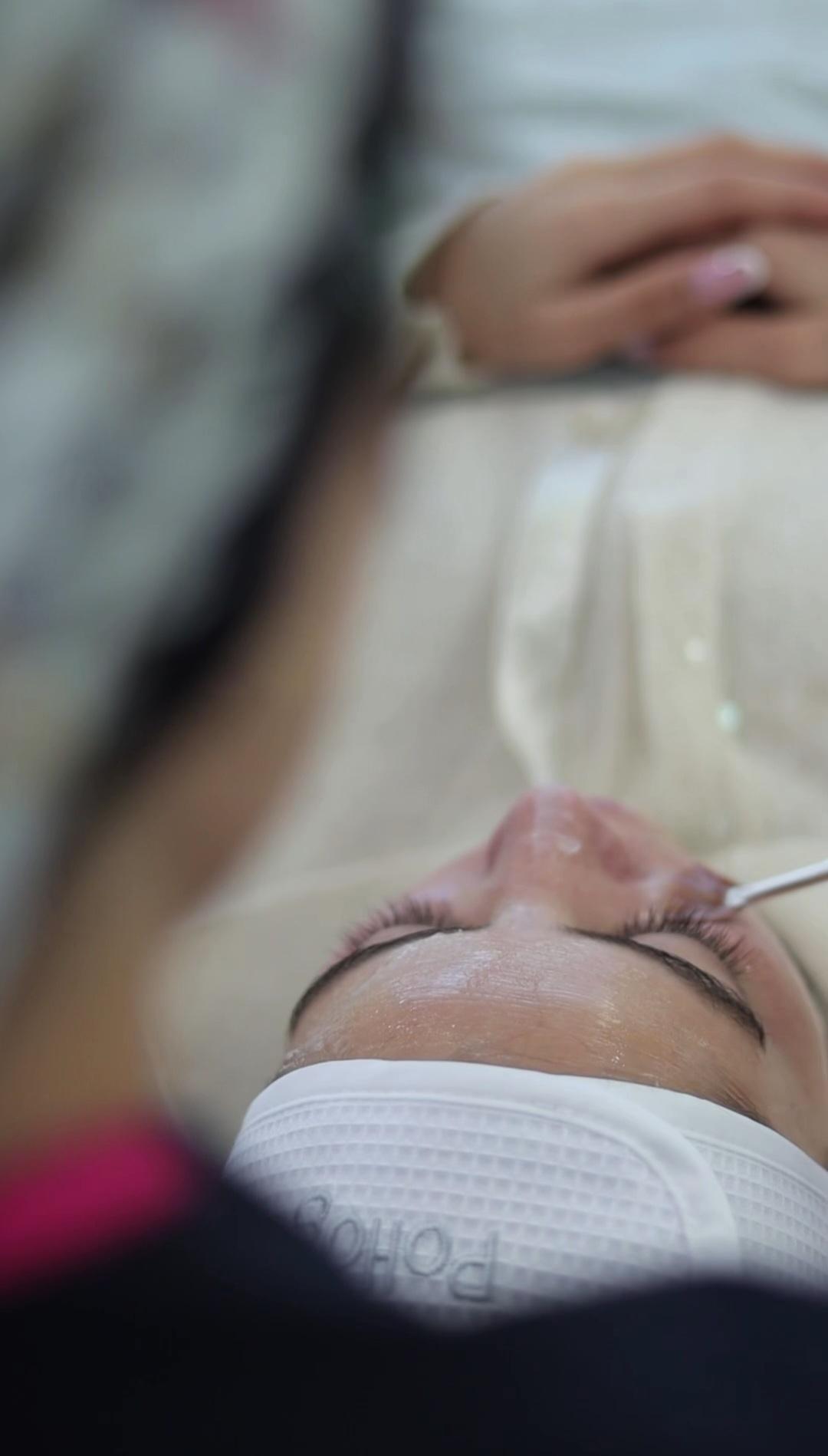 عکس پاکسازی و فیشال پوست کیمیا رئیسی