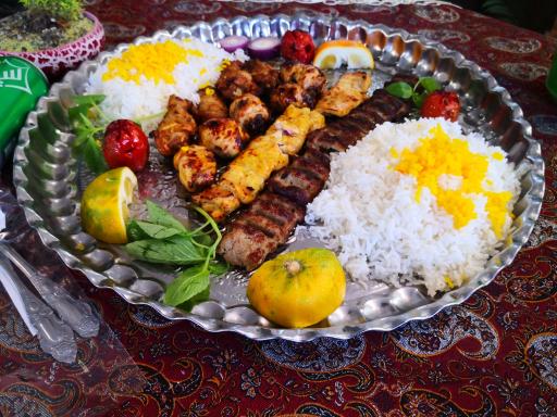 عکس باغ رستوران آلاچیق