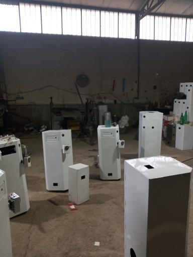 عکس کارگاه آبگرمکن سازی کنعانی