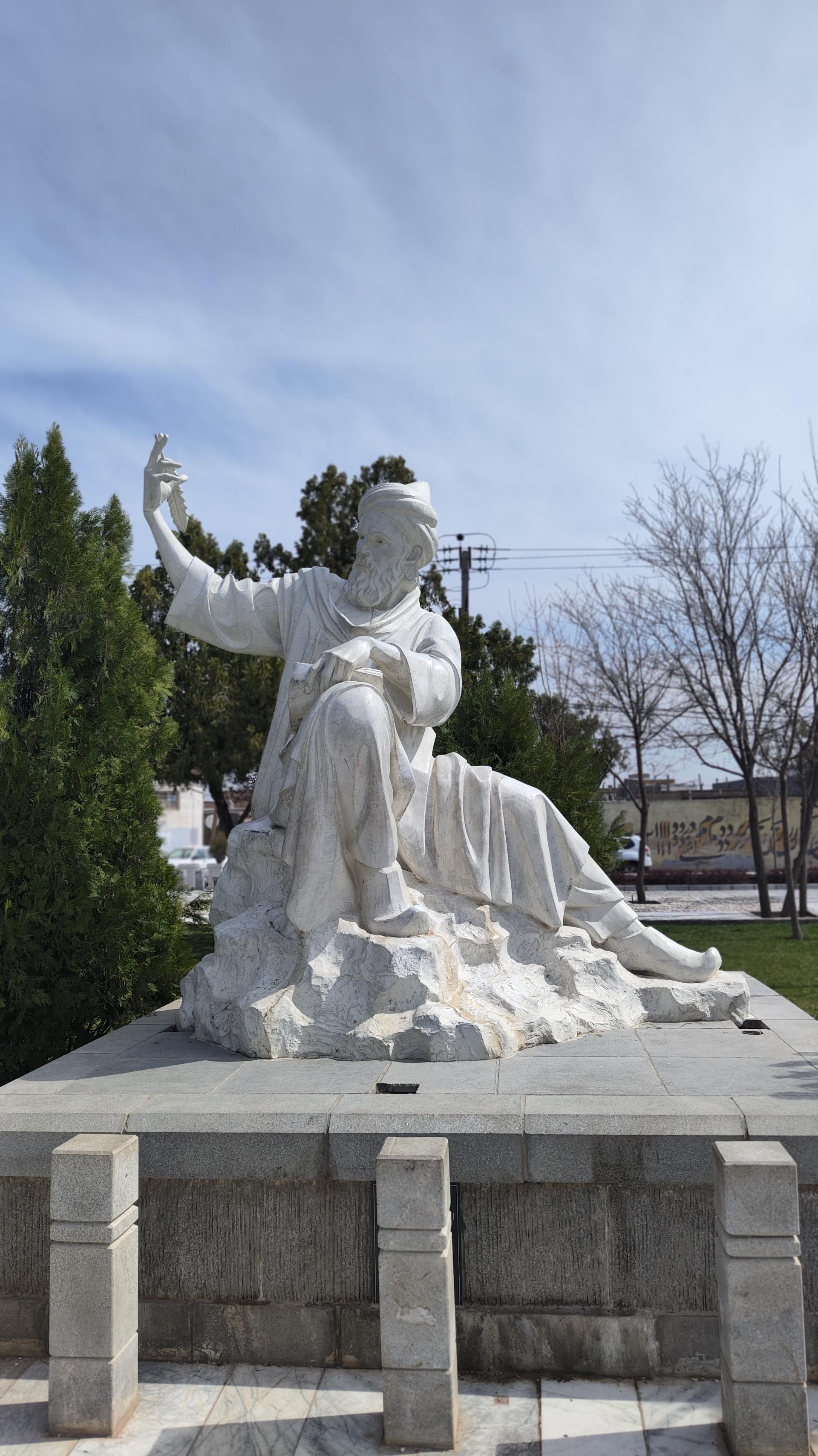 عکس مجسمه ابو منصور محمد بن احمد توسی (دقیقی توسی)