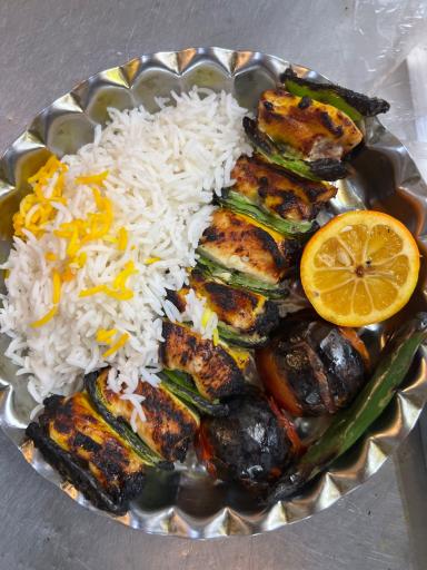 عکس تهیه غذا مهماندار