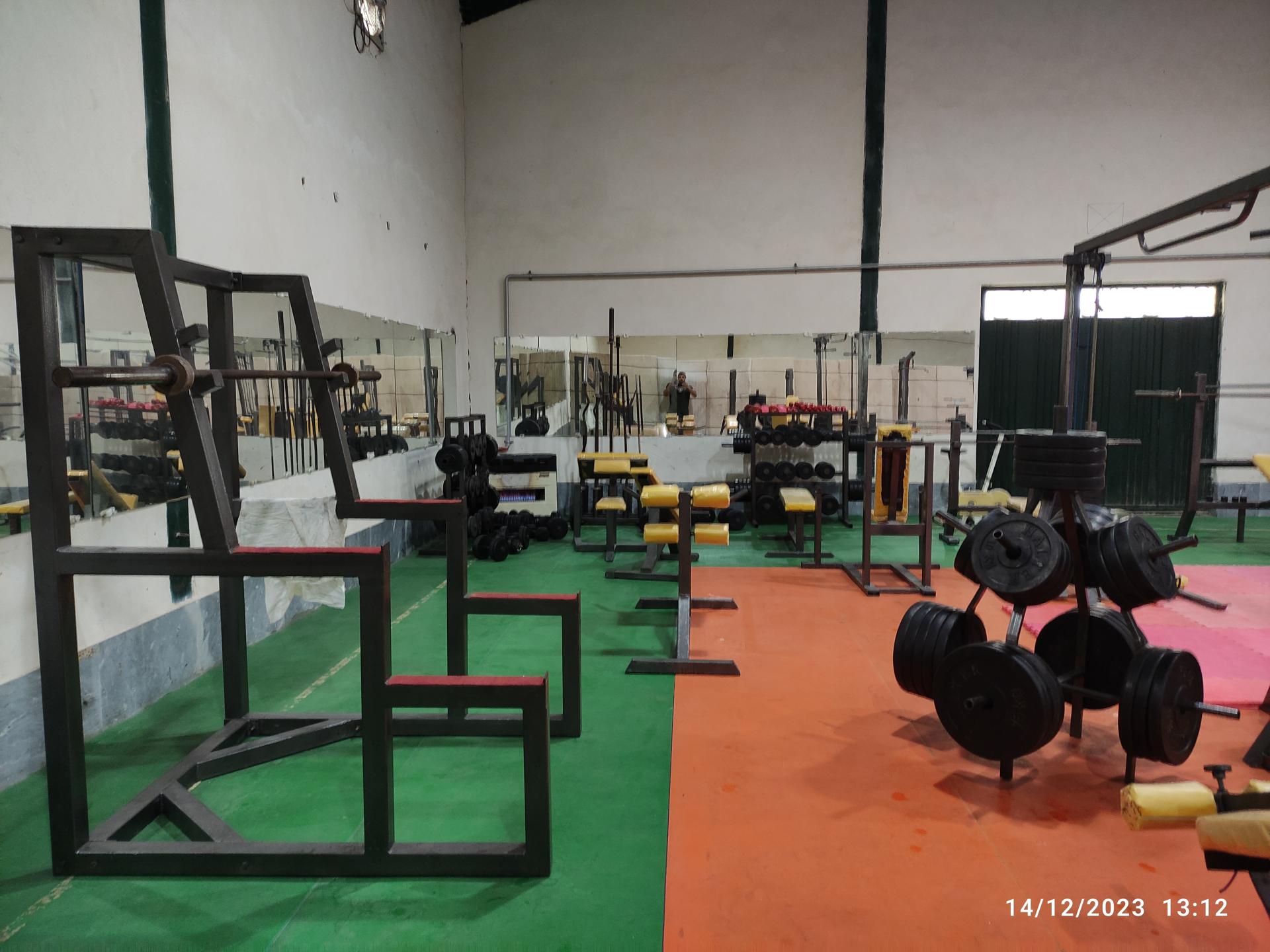 عکس سالن ورزشی صالحین (کشتی)