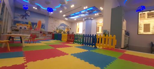 عکس مهدکودک و پیش دبستانی دو زبانه آبی