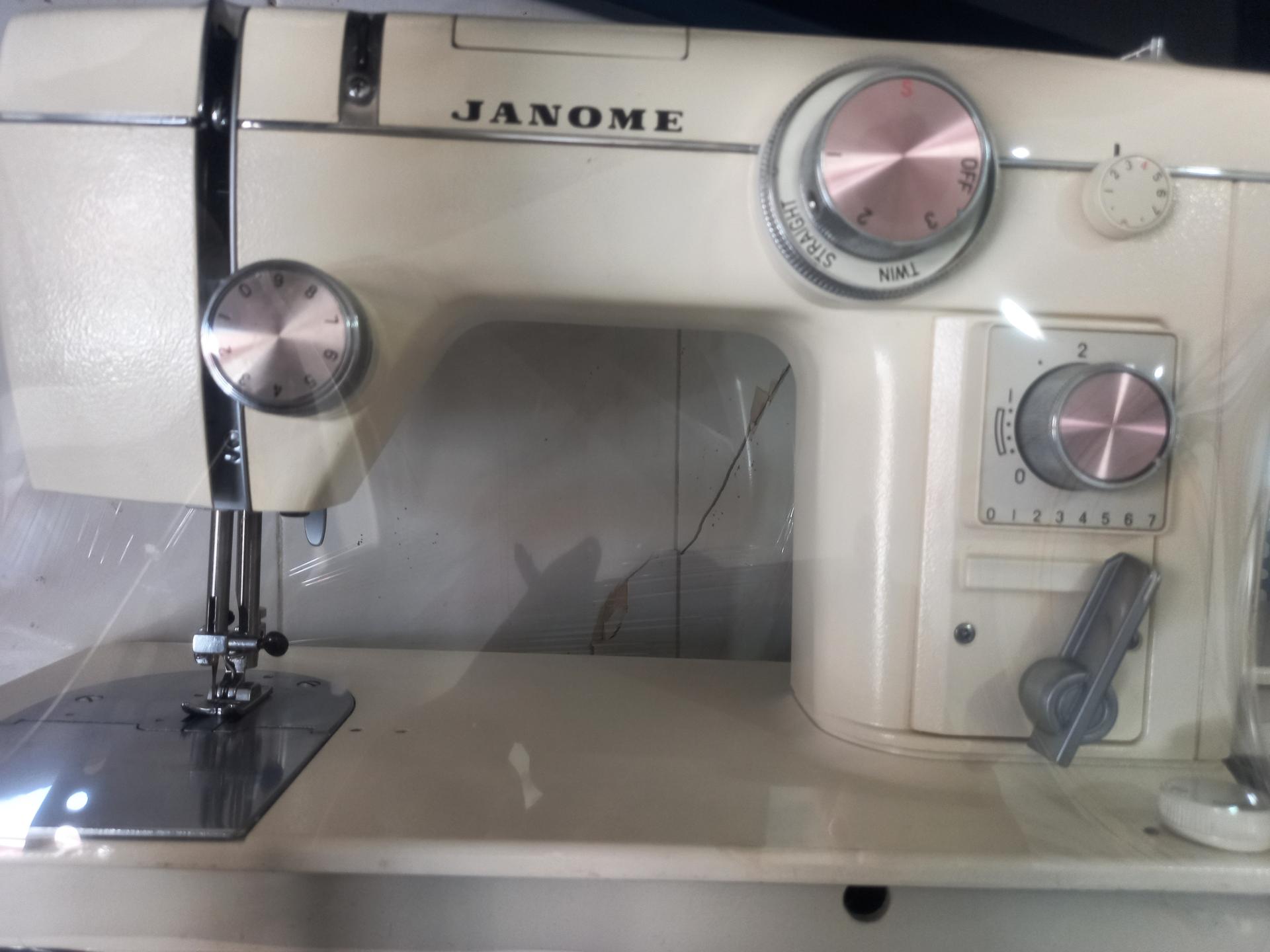 عکس فروشگاه چرخ خیاطی ژانومه 