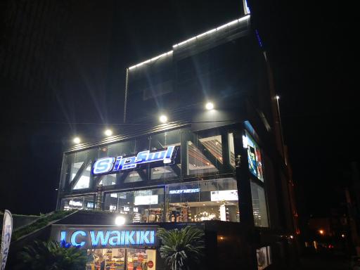 عکس فروشگاه کیف و کفش اسکچرز