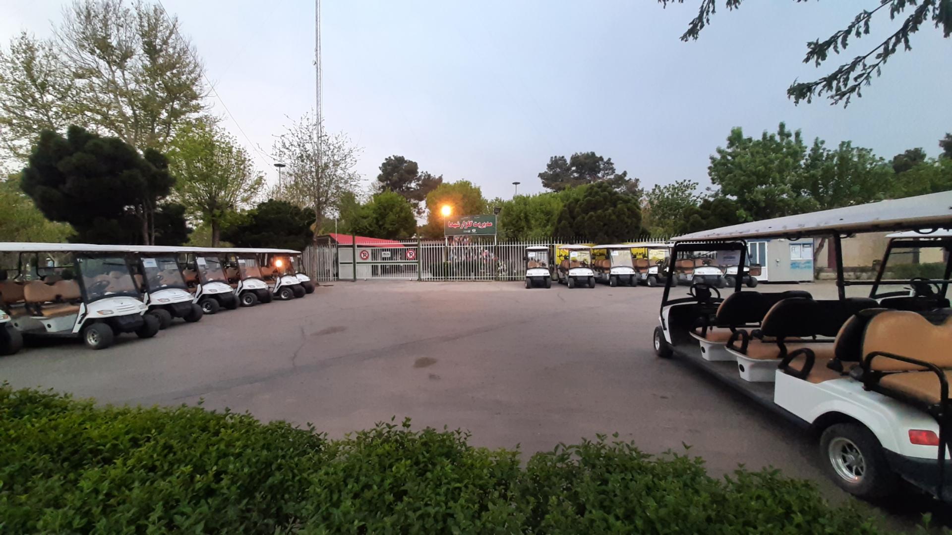 عکس پارکینگ خودروهای خدماتی زائرین قبور شهدا
