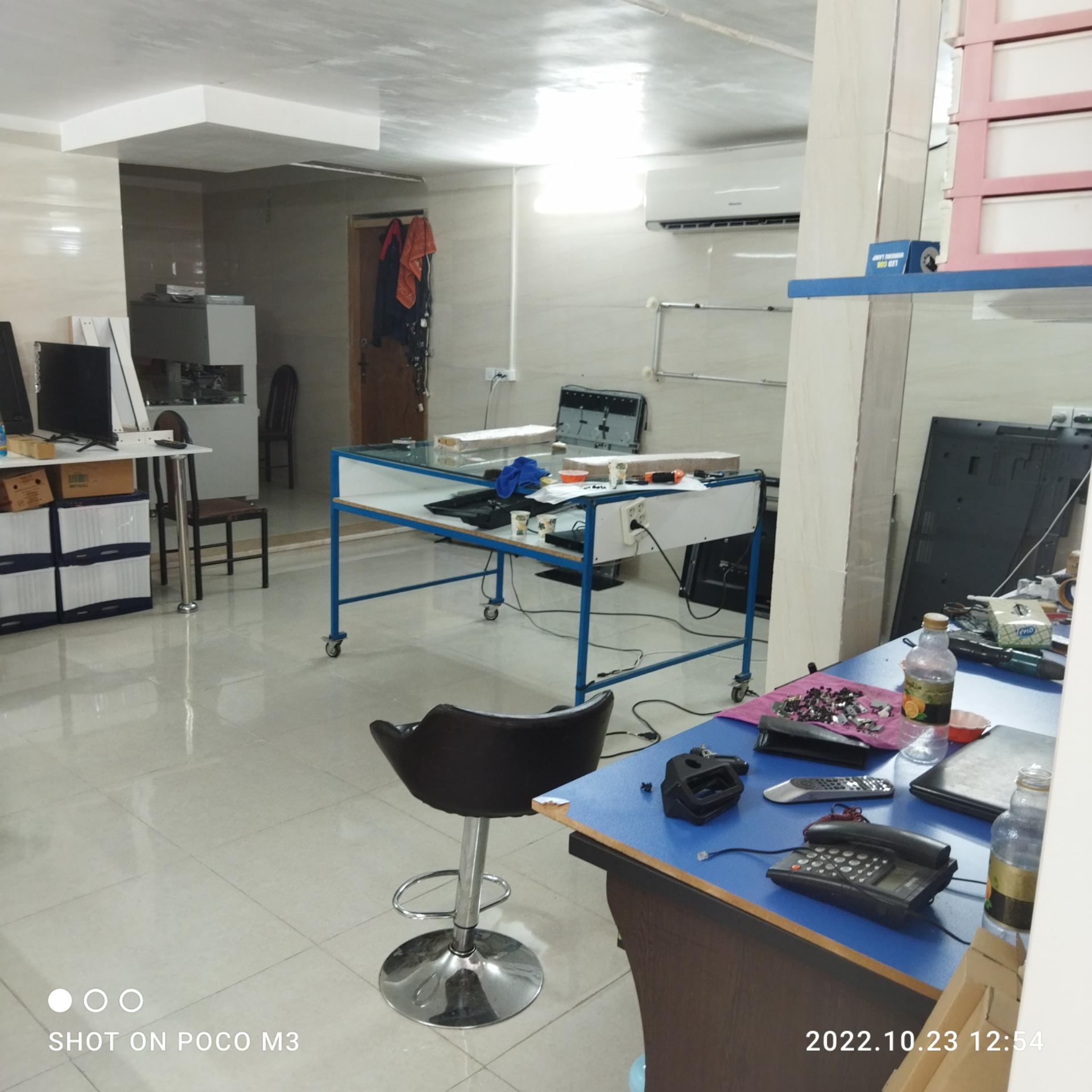 عکس تعمیر تلویزیون و پنل مهندس قره خانی