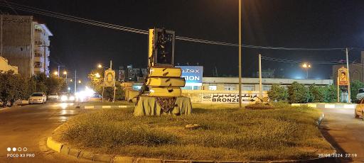 عکس مجسمه کتاب قانون عشق نصرالله فروعی