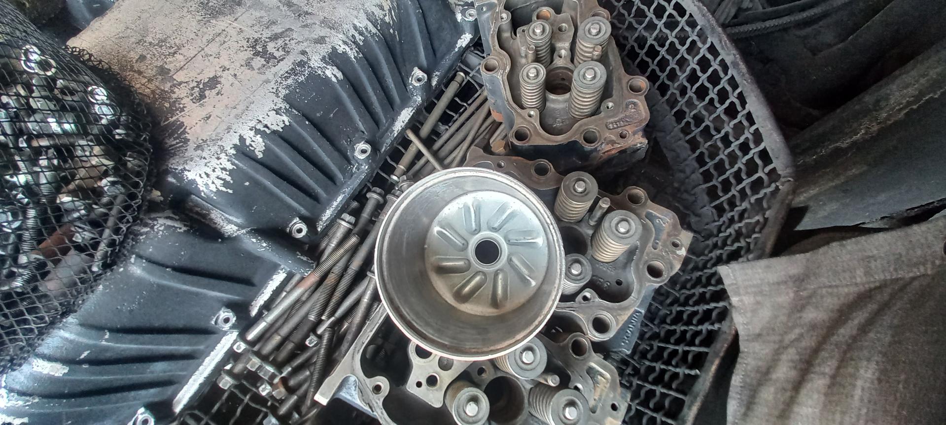 عکس قطعه شوی و موتور شوی زارعان ماشین سبک و سنگین 