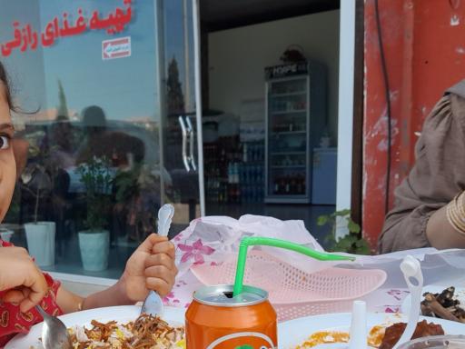 عکس تهیه غذا رازقی