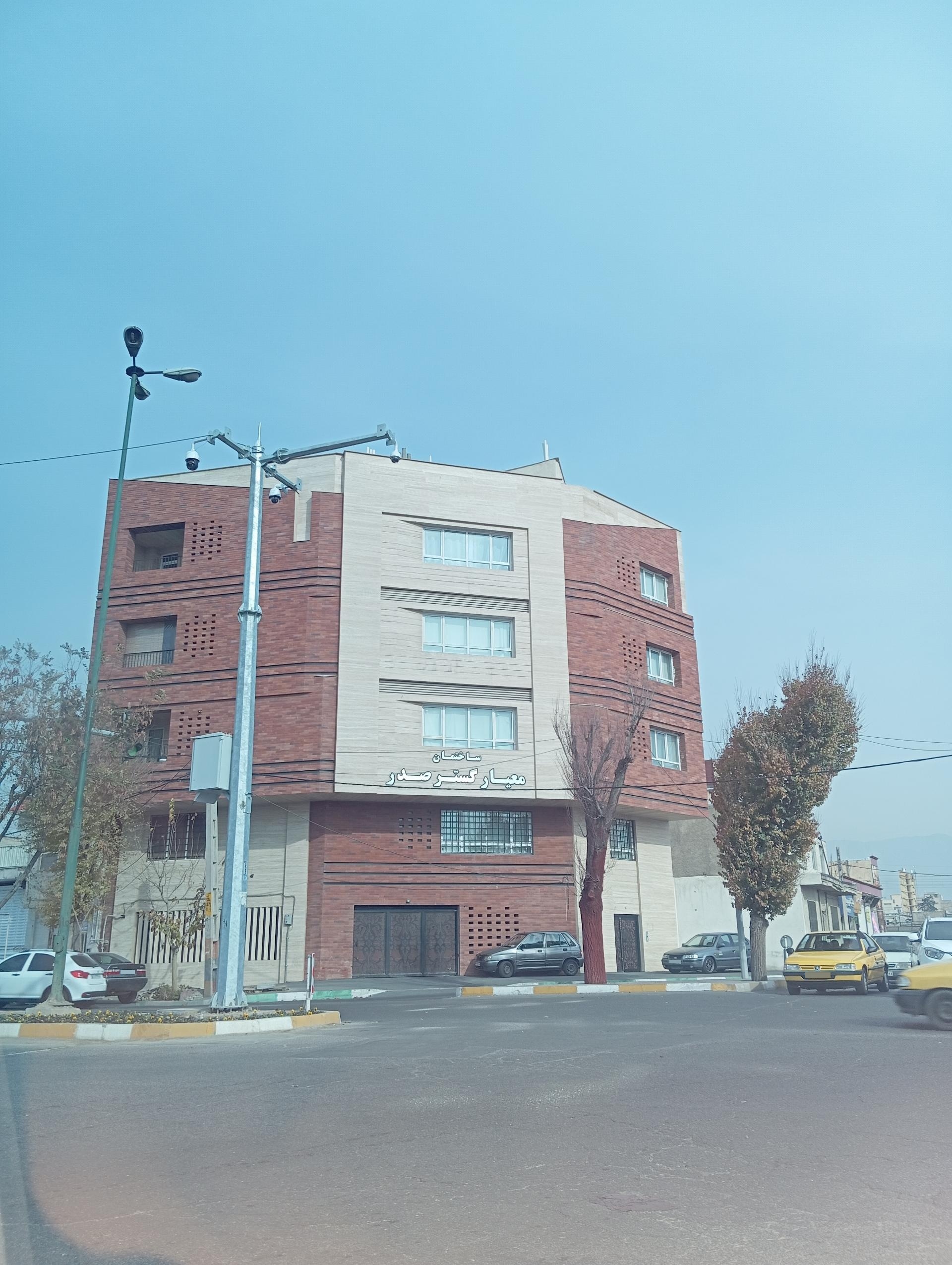 عکس ساختمان معیار گستر سبز 