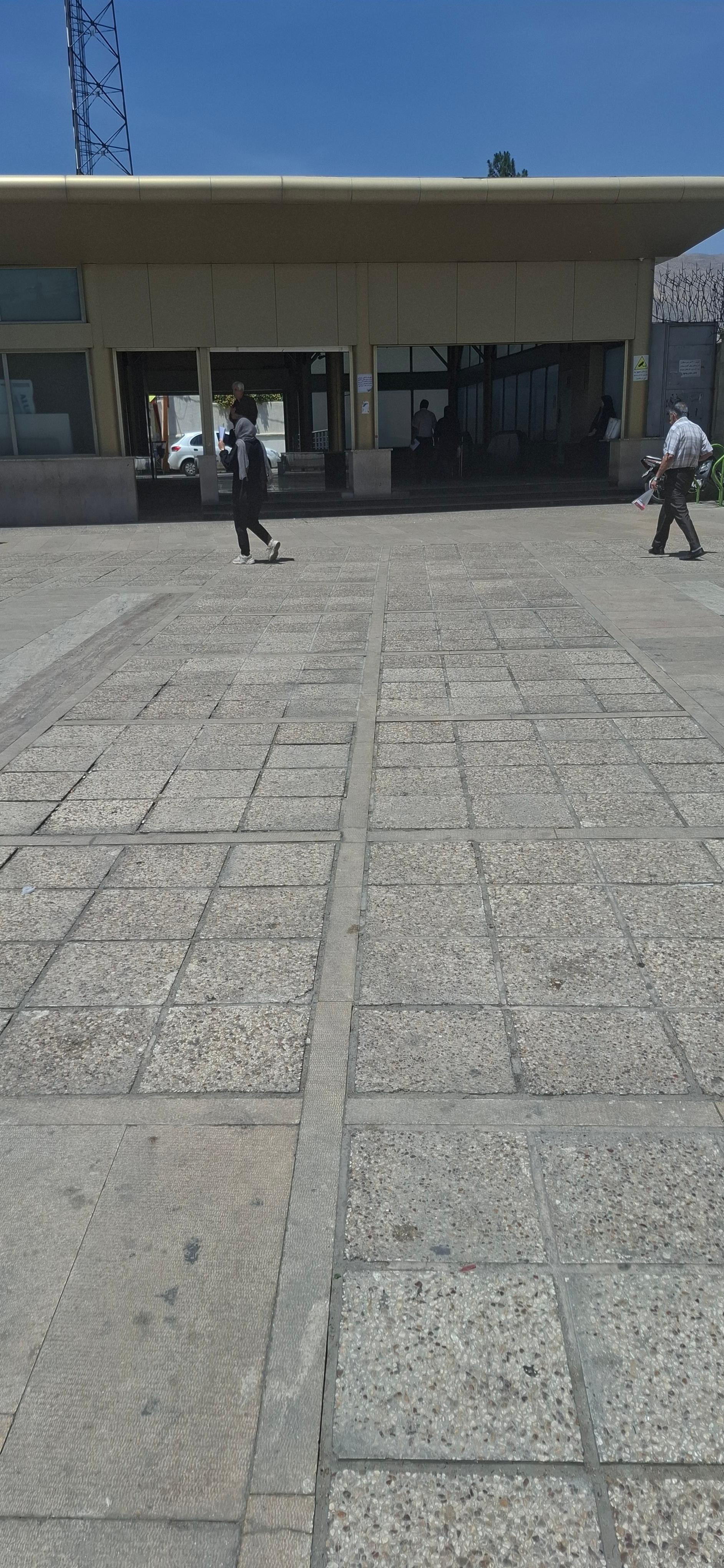 عکس ورودی ایستگاه مترو میرزای شیرازی