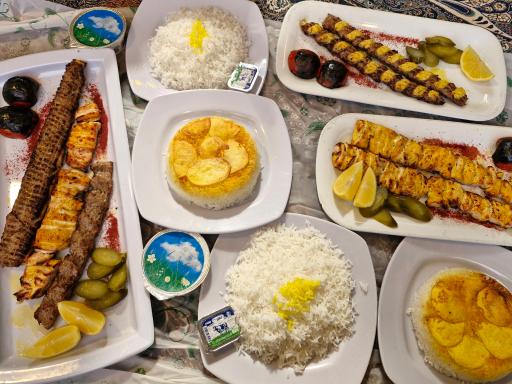 عکس باغ و رستوران سنتی شب نشین