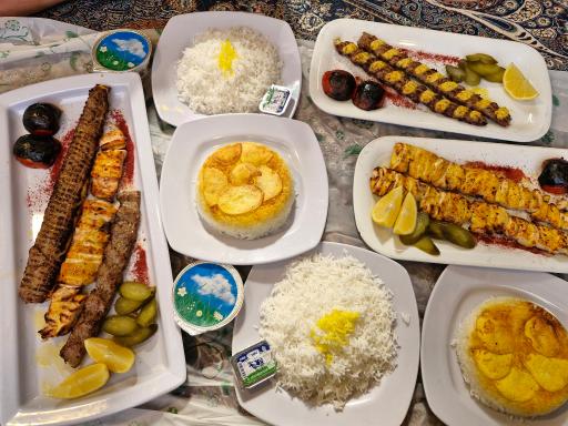 عکس باغ و رستوران سنتی شب نشین