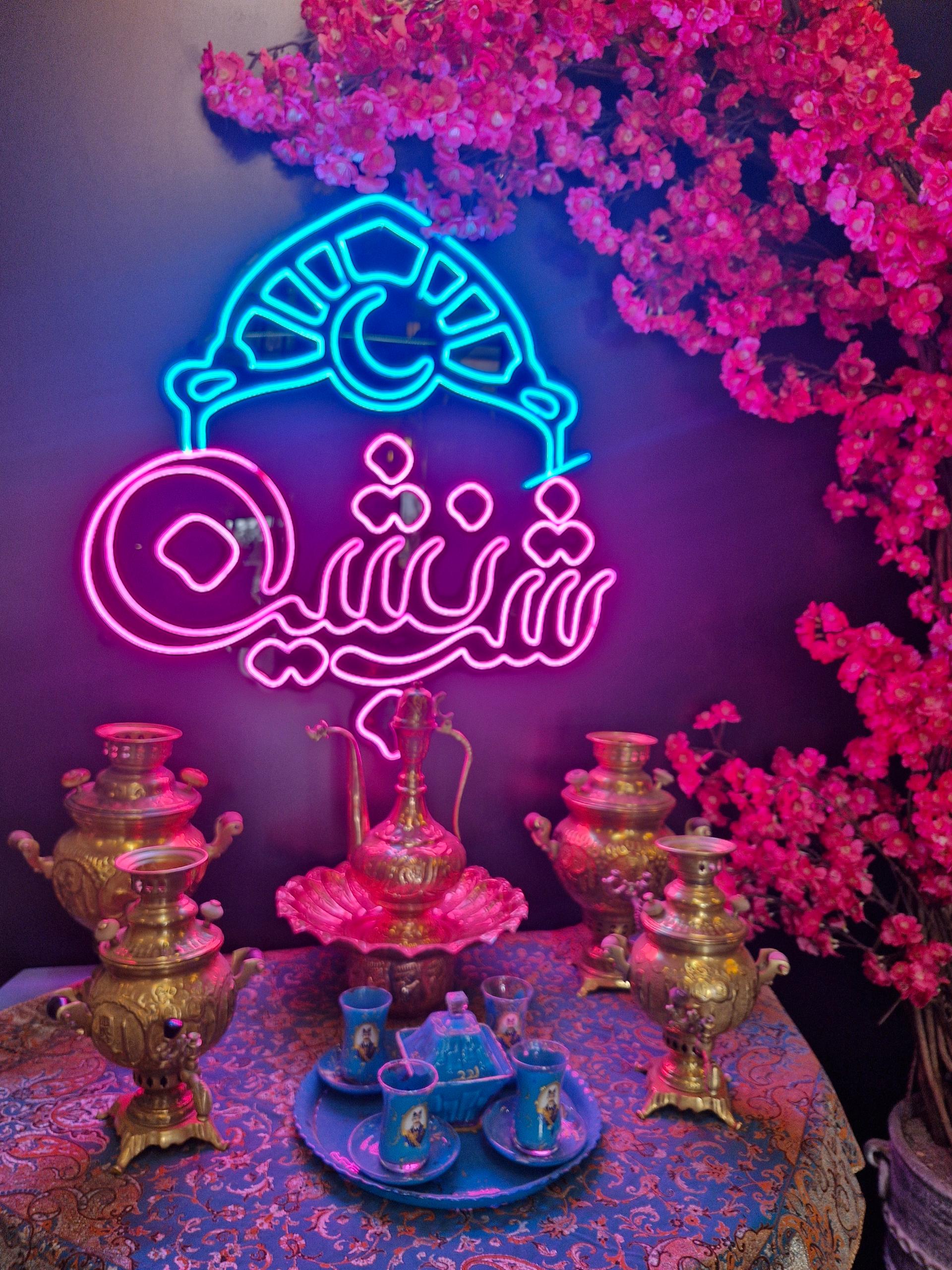 عکس باغ و رستوران سنتی شب نشین