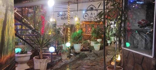 عکس باغ و رستوران سنتی شب نشین