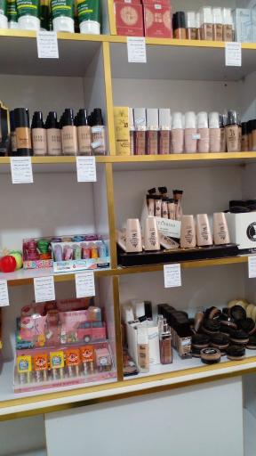 عکس لوازم آرایشی گلرخ کعبی