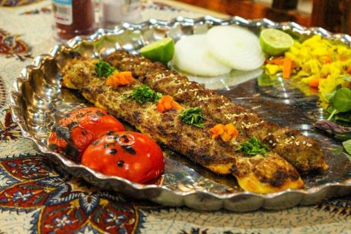 عکس سفره خانه سنتی فانوس