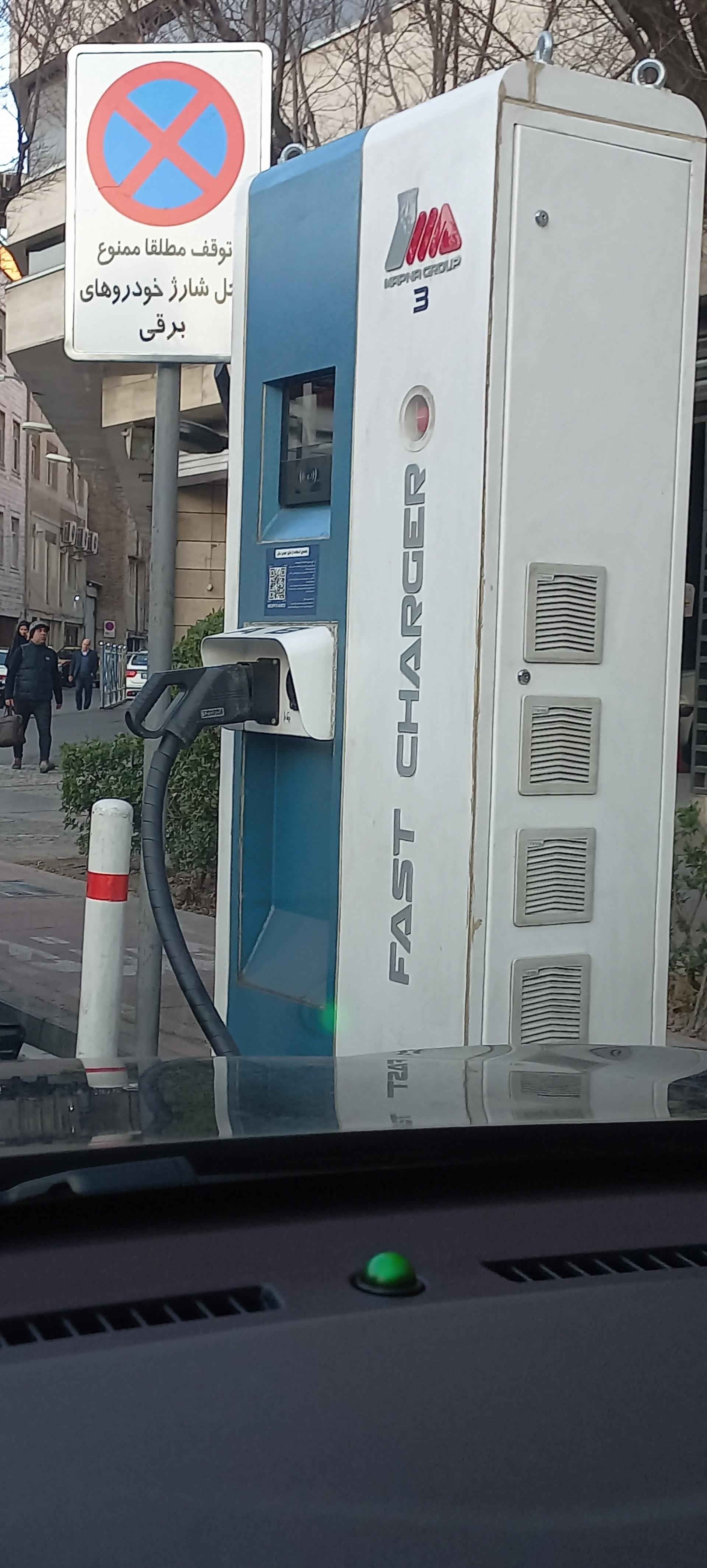 عکس پارکینگ مرکز خرید اندیشه