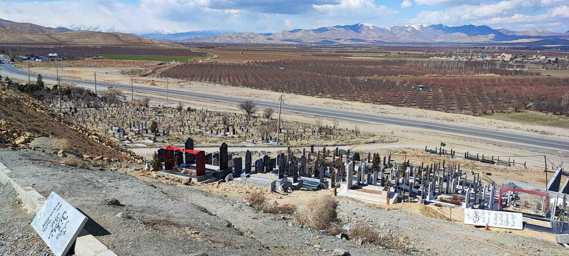 عکس قبرستان اهل سنت نقده