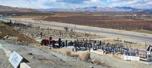 عکس قبرستان اهل سنت نقده