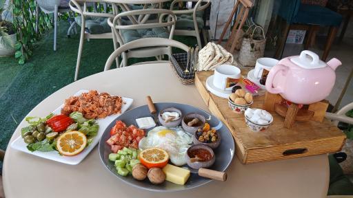 عکس کافه صبحانه ماهینا