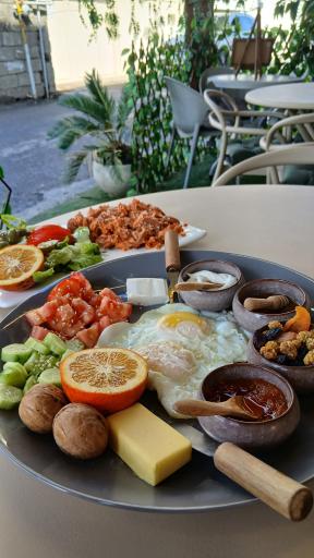 عکس کافه صبحانه ماهینا