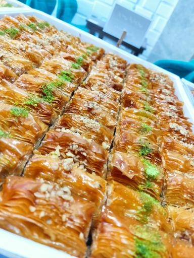 عکس کافه باقلوا و کنافه دادلی