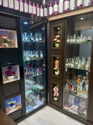 عکس فروشگاه عطر نفیس رضا