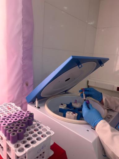 عکس آزمایشگاه ژنتیک پزشکی ژنوم