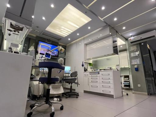 عکس دکتر محمدرضا جناب دندانپزشک ترمیمی و زیبایی