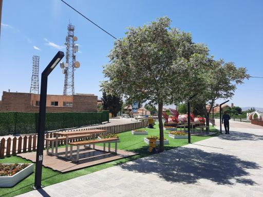 عکس گل آذین پلاس دنیای آبنما و فلاورباکس 