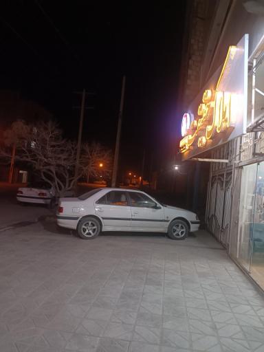 عکس مشاور املاک‌ حقیقت‌