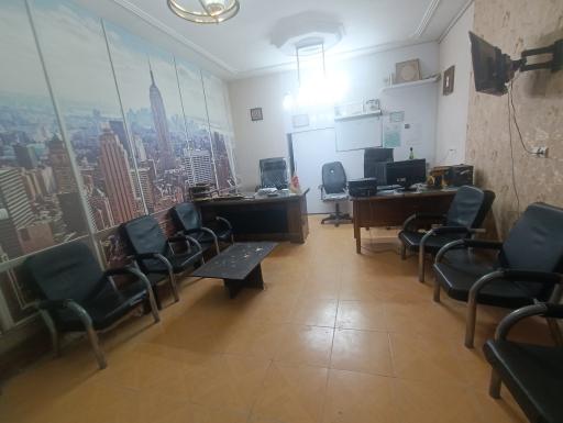 عکس مشاور املاک‌ حقیقت‌