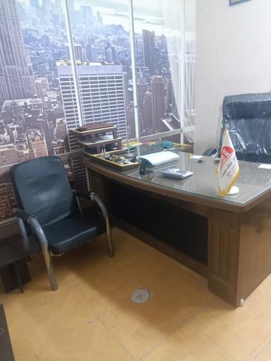 عکس مشاور املاک‌ حقیقت‌