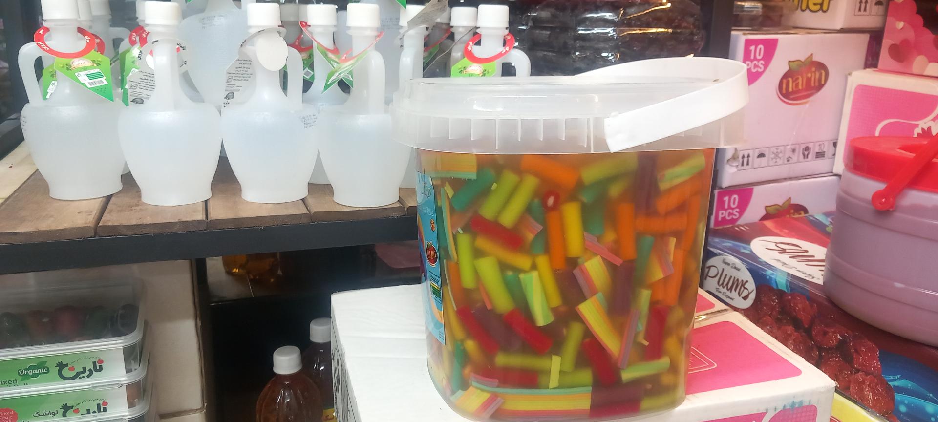 عکس عمده فروشی زیتون ترشیجات و ترشک لواشک ناصری