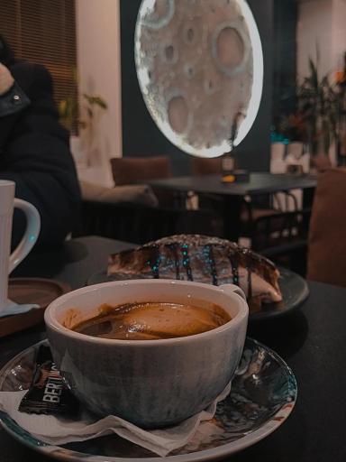 عکس کافه پسرِ طلایی
