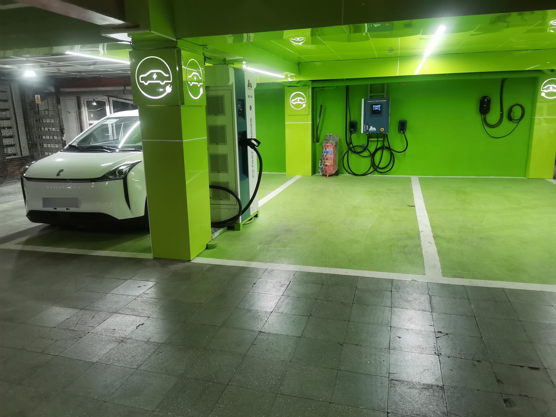 عکس ایستگاه شارژ نارون سنتر