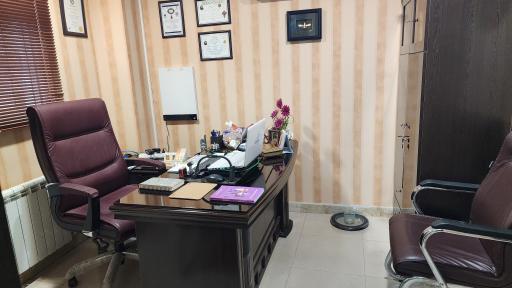 عکس دکتر نوشین فتوحی-گوش حلق