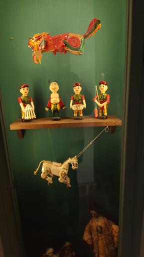 عکس موزه عروسک های محلی بادرود