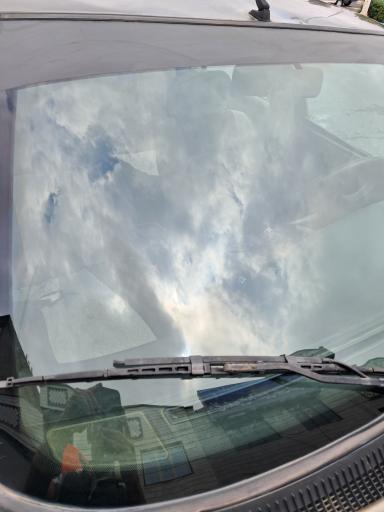 عکس شیشه اتومبیل گیلان