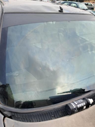 عکس شیشه اتومبیل گیلان