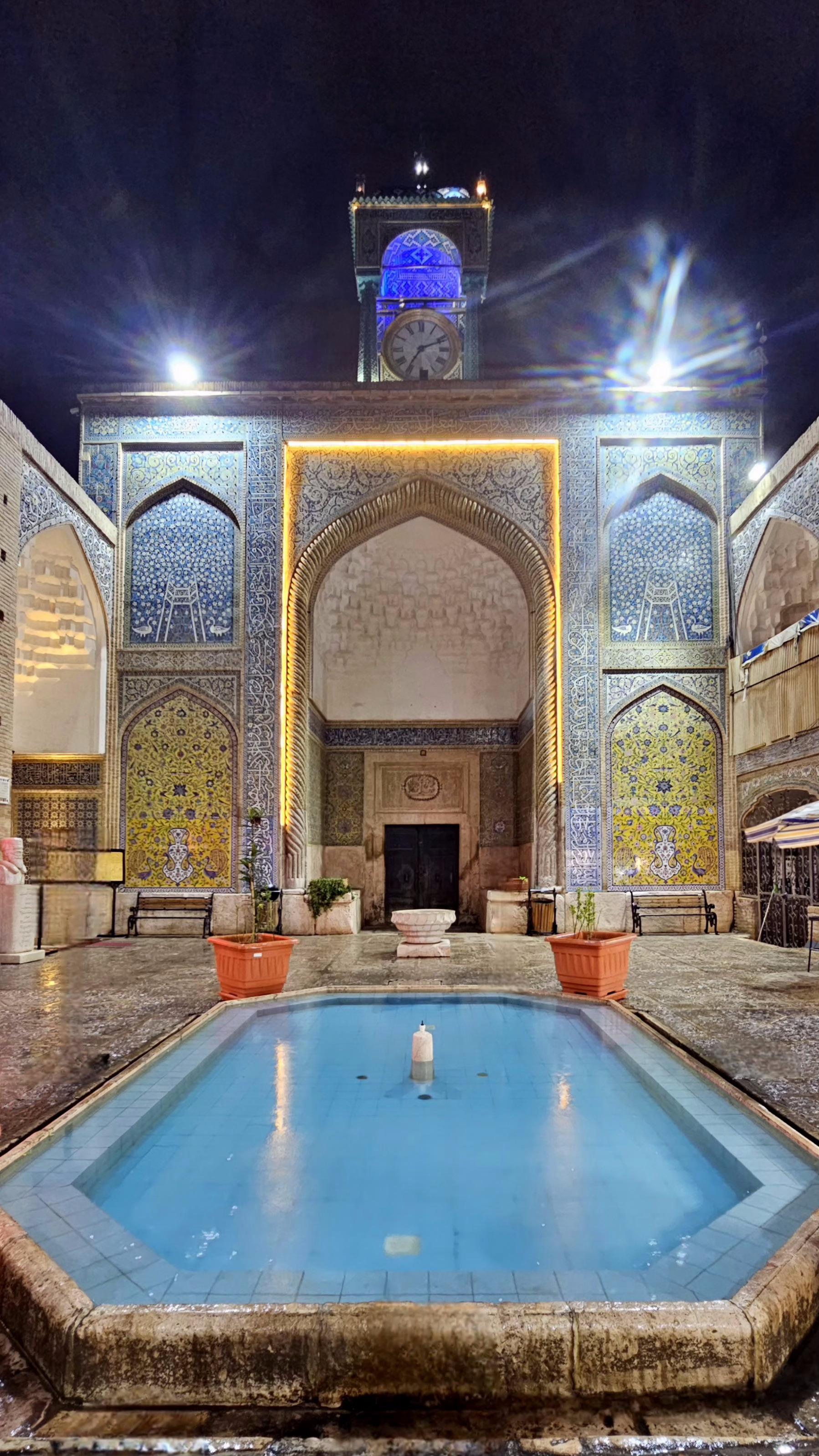 عکس ساعت بزرگ مجموعه ابراهیم‌خان