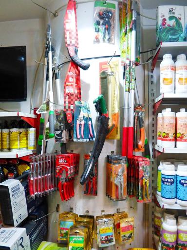 عکس فروشگاه سم و کود گلباران