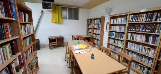 عکس سالن مطالعه و کتابخانه صالحین مسجد عمار یاسر