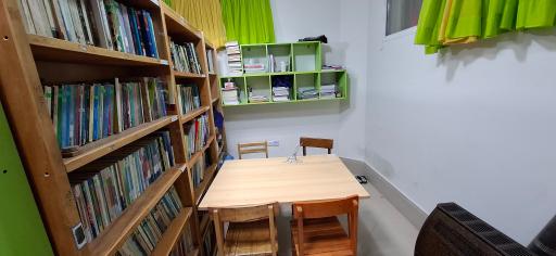 عکس سالن مطالعه و کتابخانه صالحین مسجد عمار یاسر