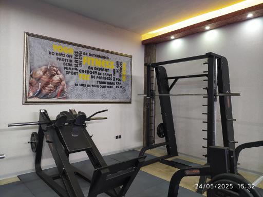 عکس باشگاه بدنسازی آشیل