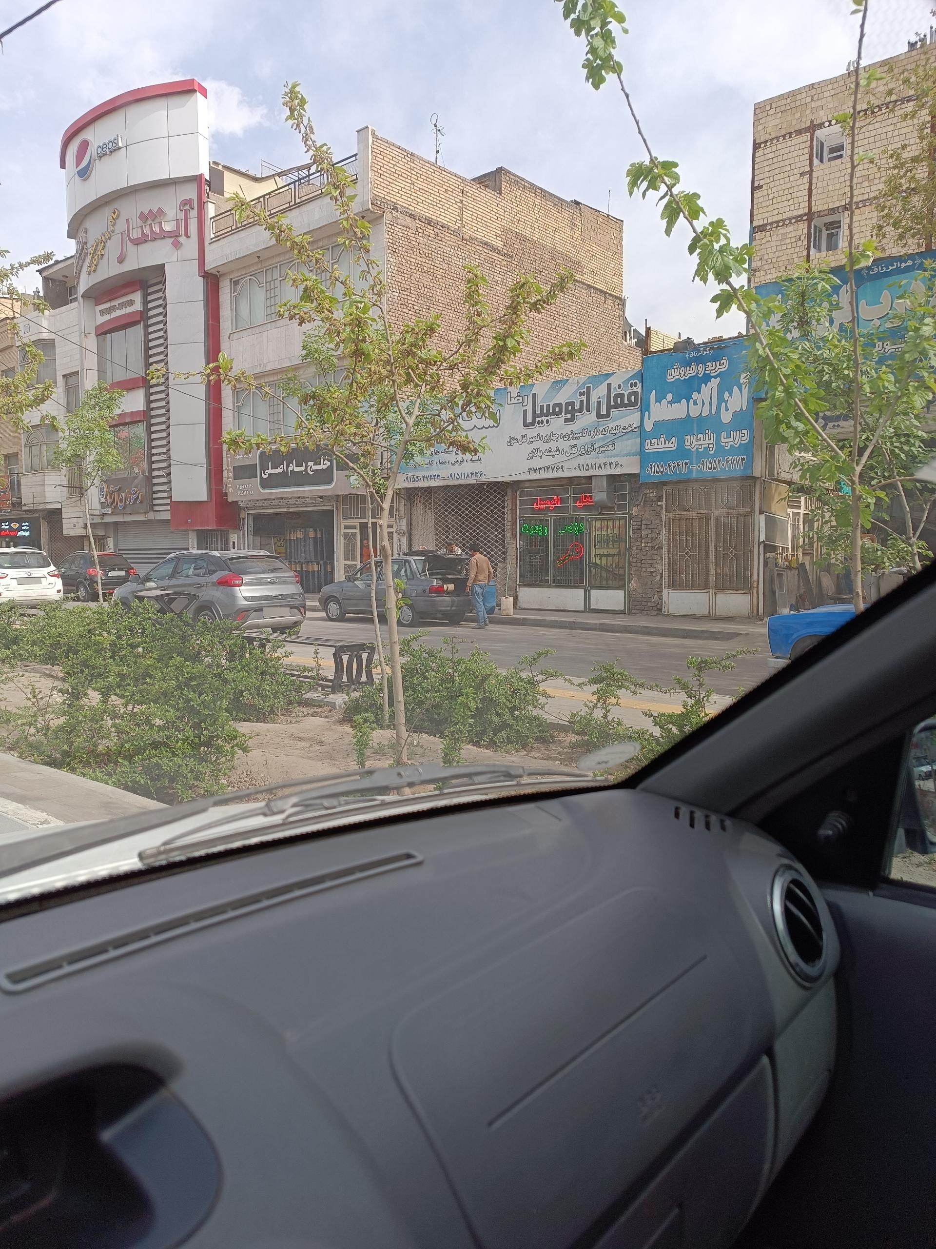 عکس قفل اتومبیل رضا